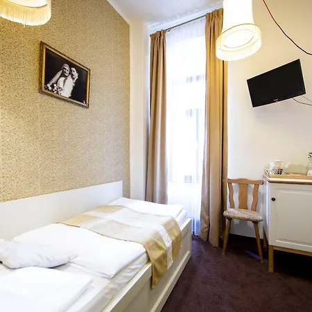 Sir Toby's Midtown Hostel *