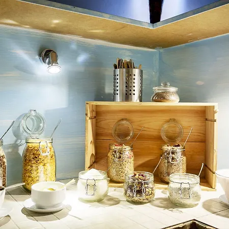 Sir Toby's Midtown Hostel *