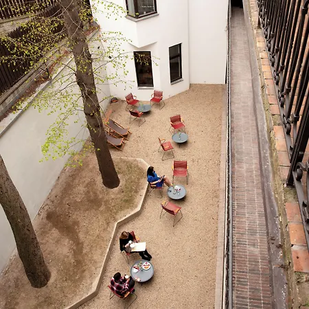 Sir Toby's Midtown Hostel