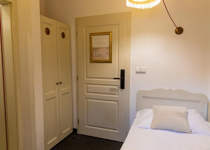 Sir Toby's Midtown Hostel *