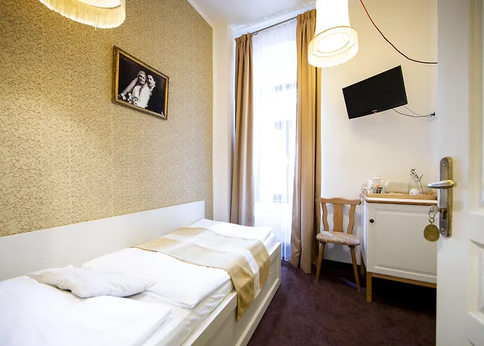 Sir Toby's Midtown Hostel *