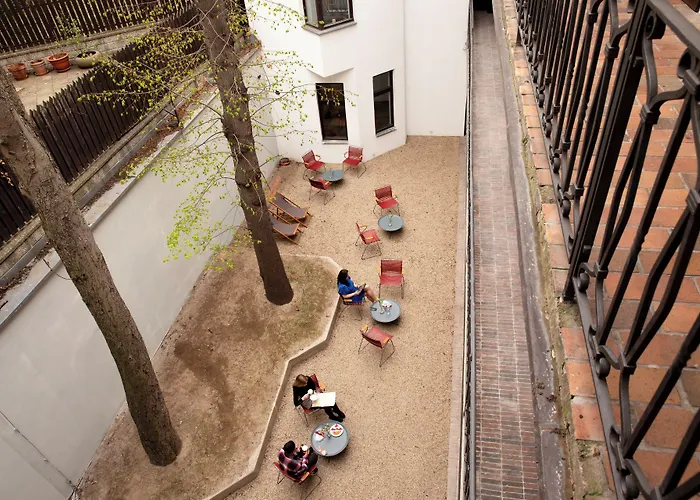 Sir Toby's Midtown Hostel