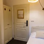 Sir Toby's Midtown Hostel *
