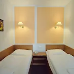 Sir Toby's Midtown Hostel